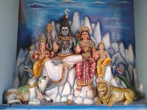 Estatuas de deidades hindúes en el templo Lord Shiva en Kanipakam