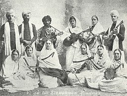 Los diez primeros misioneros suecos seleccionados por el Ejército de Salvación en la India, junto con dos capitanes indios, durante una reunión de despedida en Estocolmo el 13 de septiembre de 1887