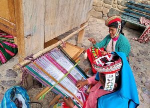 Mujer quechua tejiendo