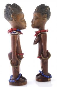 Figuras gemelas Ibeji. Artista masculino yoruba, Nigeria, siglo XX. Colección Wellcome, Londres.