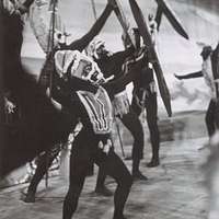 Imagen recortada de una fotografía tomada en el estreno de Corroboree, un ballet escrito por el compositor John Antill y basado en la ceremonia de la vida real, en el Empire Theatre, Sydney, alrededor de 1950.