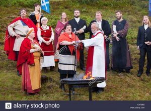 Sigurblót (Sacrificio por la Victoria) en el Primer Día del Verano 2009. Neopáganos islandesas, miembros de Ásatrúarfélagið, están a punto de realizar una ceremonia religiosa. La ubicación es la tierra de Ásatrúarfélagið en Öskjuhlíð, Reykjavík.