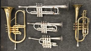 Diversos instrumentos relacionados con la trompeta