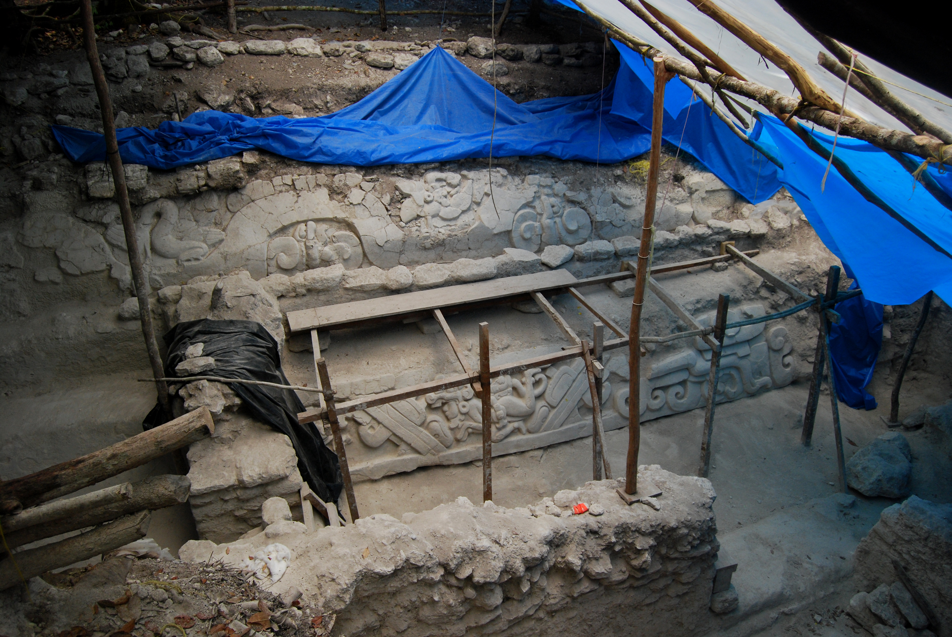 Excavación en El Mirador, Petén, Guatemala – El panel representa otra escena del Popol Vuh