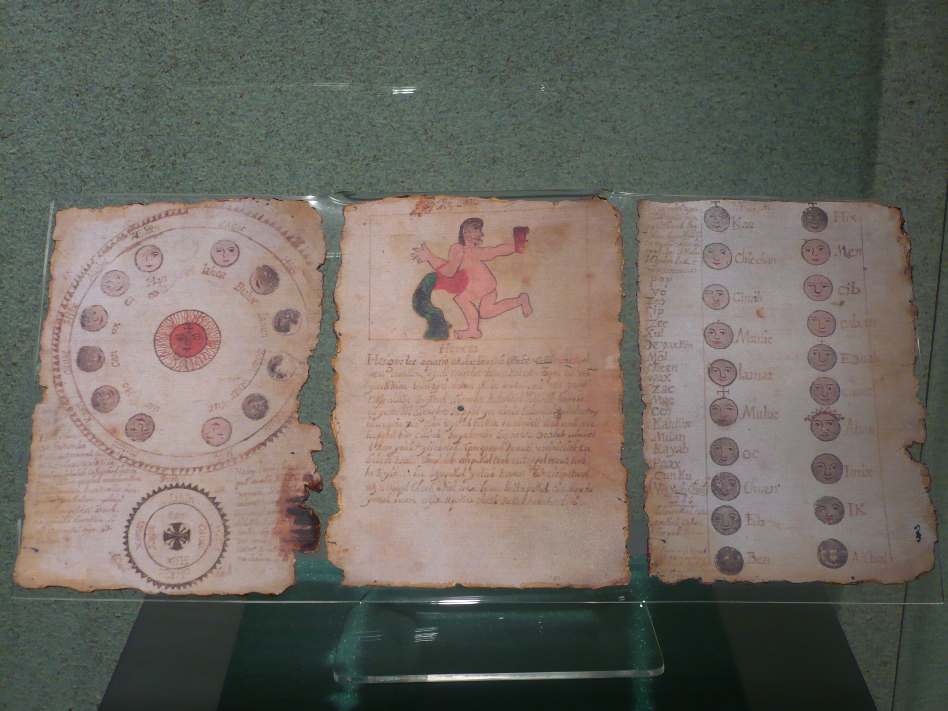 Ejemplar del Libro de Chilam Balam de Chumayel en el Museo de Antropología de México.