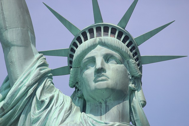 Closeup de la cara y el tocado de la Estatua de la Libertad.