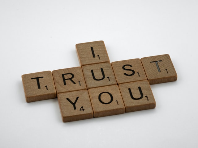 Les mots « J'ai confiance en toi » dans les lettres du Scrabble.