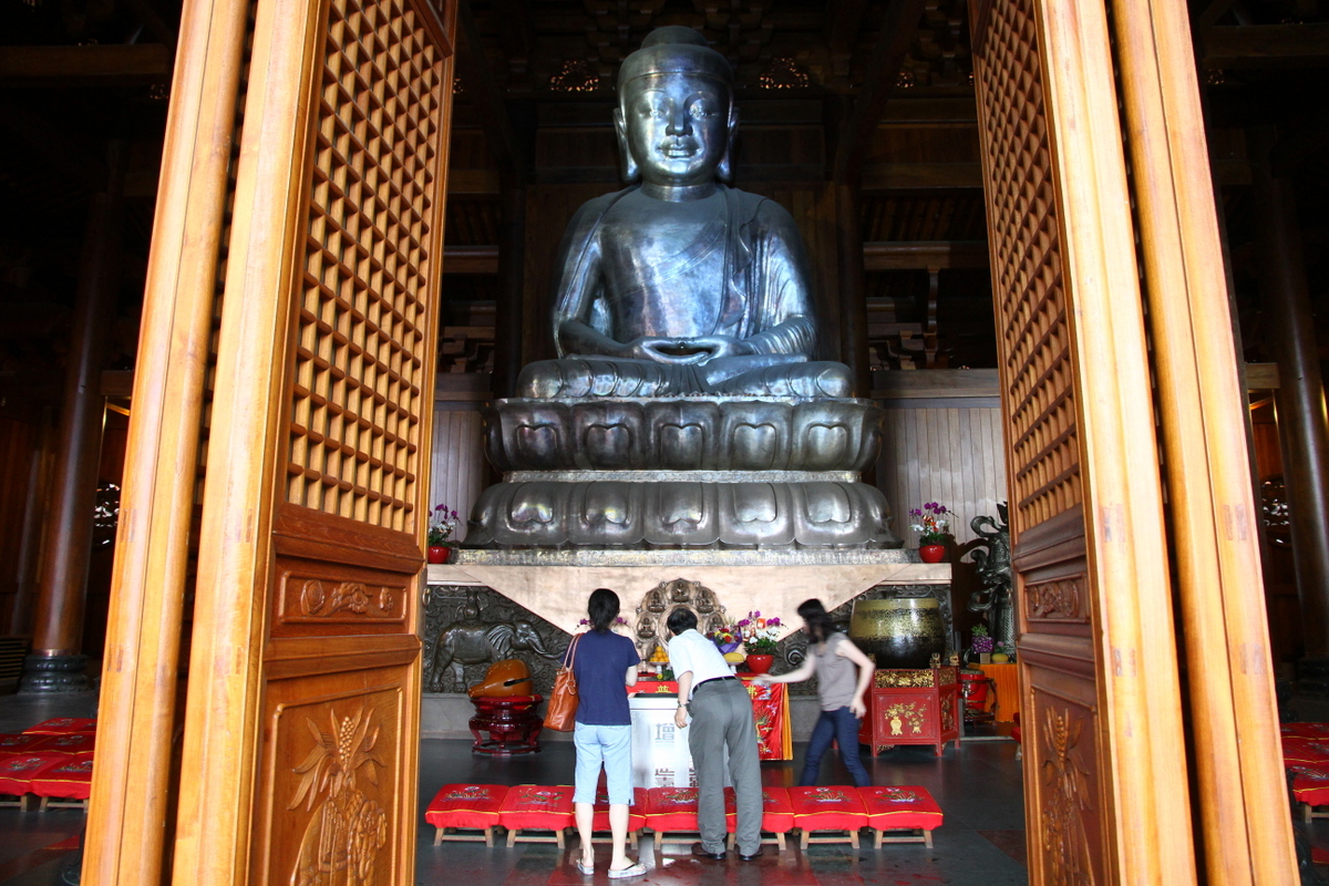 Very large Buddha sitting in the great hall for people to worship