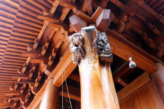 Jing'an_Temple_special_beam.jpg
