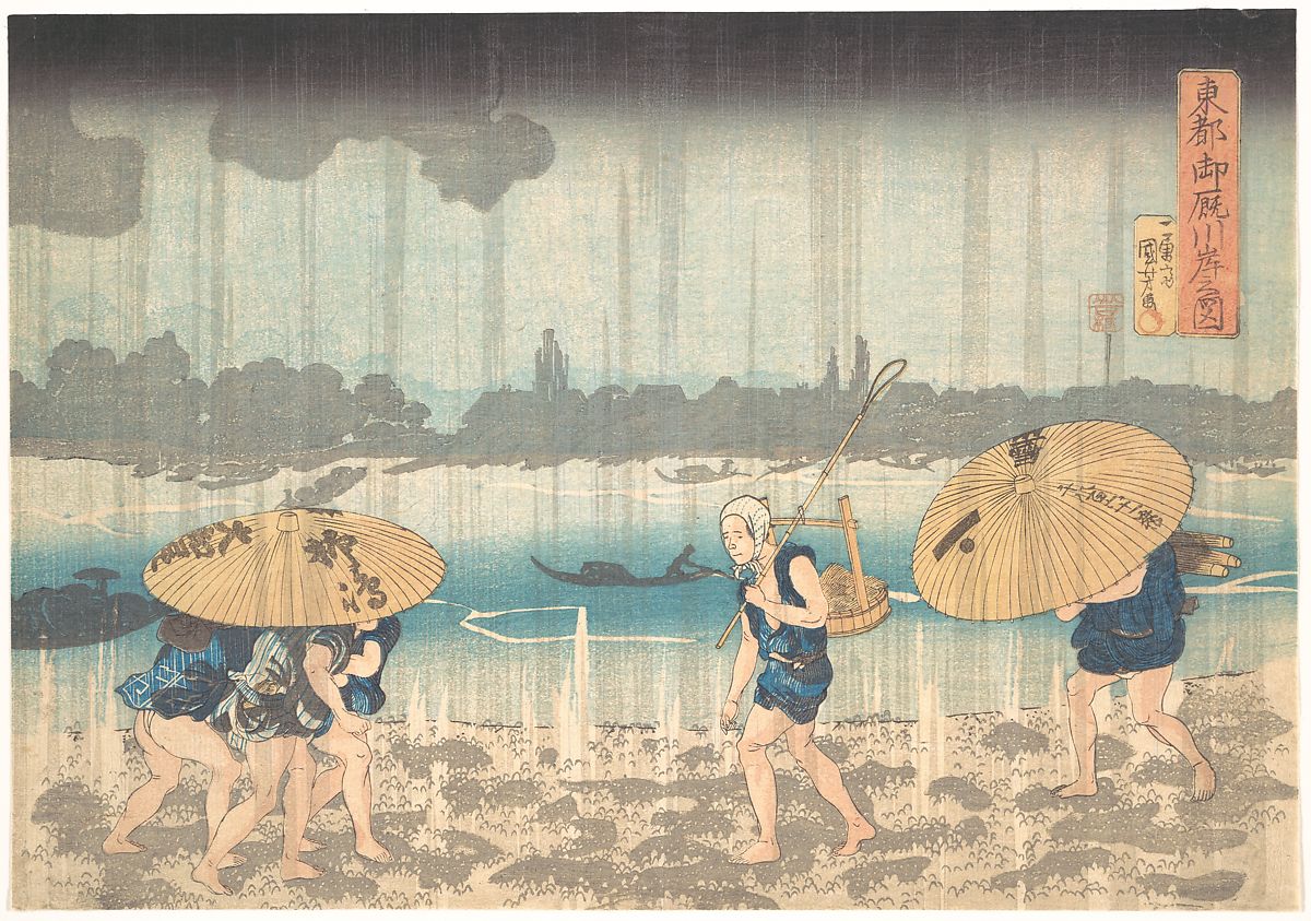 Cinco personas caminando bajo la lluvia con sombrillas