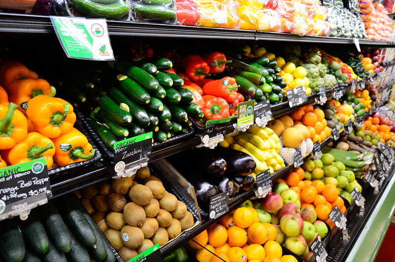 सब्जियों और मूल्य टैग के साथ सुपरमार्केट शेल्फ