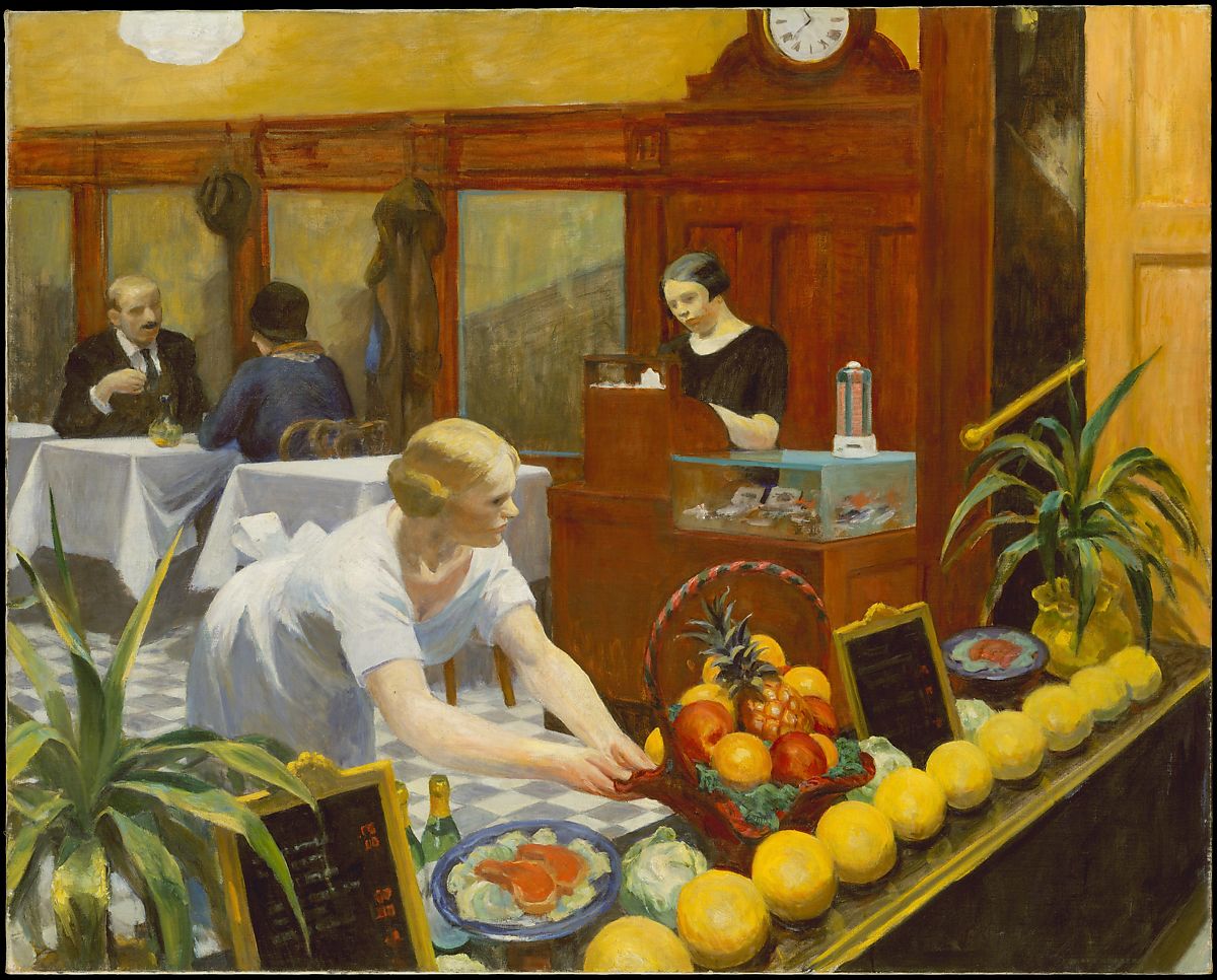 Una escena de restaurante con camareras, clientes sentados en cabinas y un anfitrión en la caja registradora