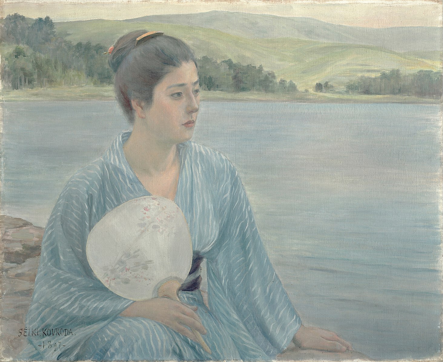 Mujer en túnica azul sosteniendo un abanico sentado junto a un lago