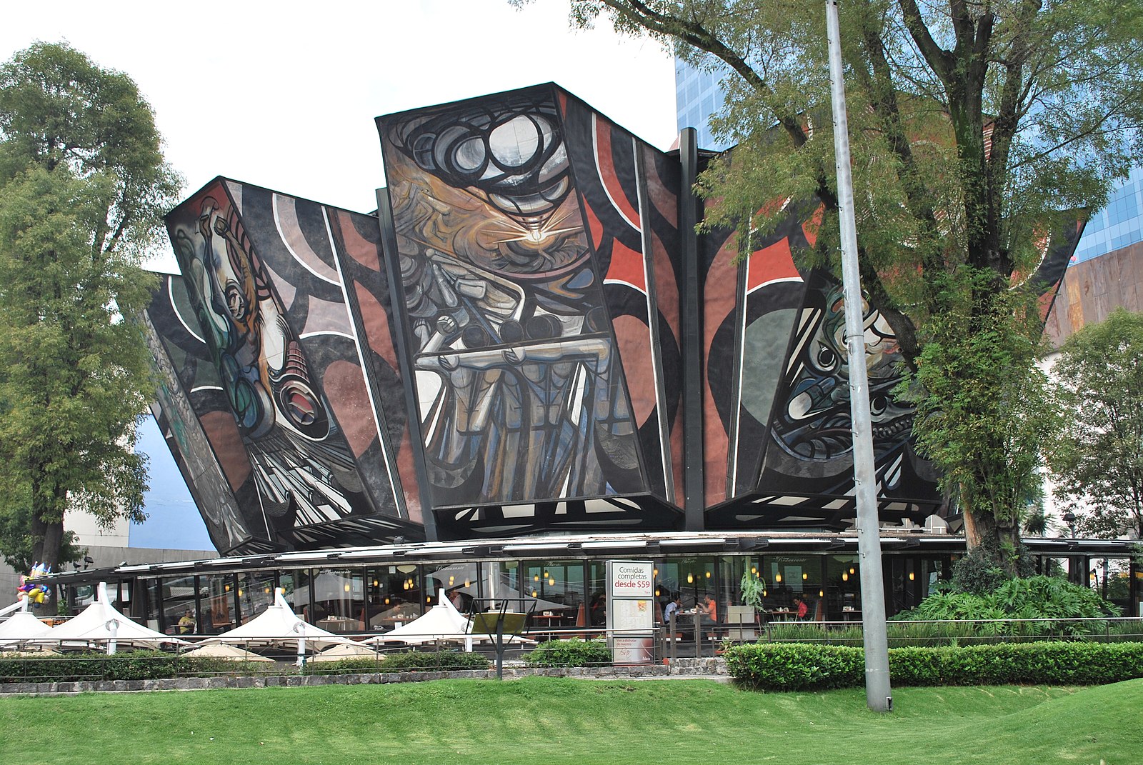 Un edificio con múltiples extensiones con un mural pintado