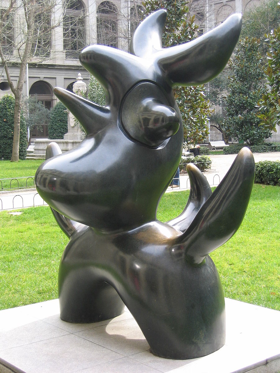Una estatua de bronce de un animal exagerado