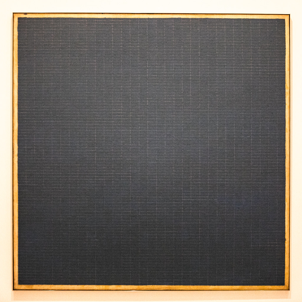 Un tablero negro con pequeñas líneas blancas que corren vertical y horizontal