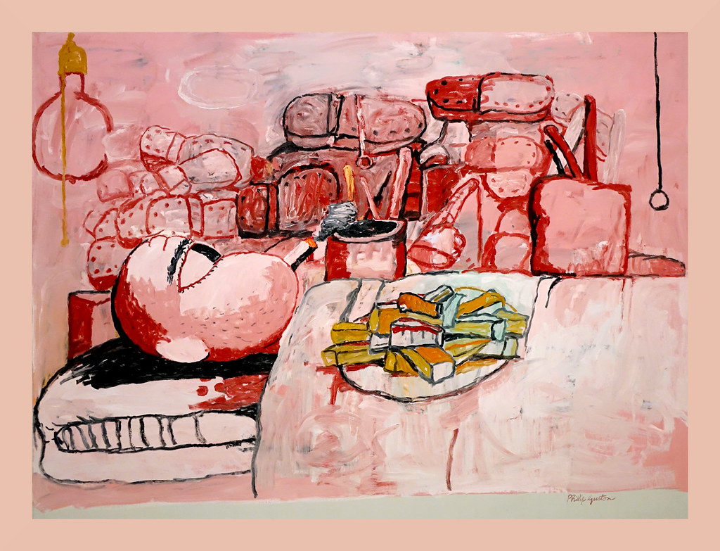 un hombre rojo acostado en la cama fumando con un plato de rebanadas de pastel en el pecho