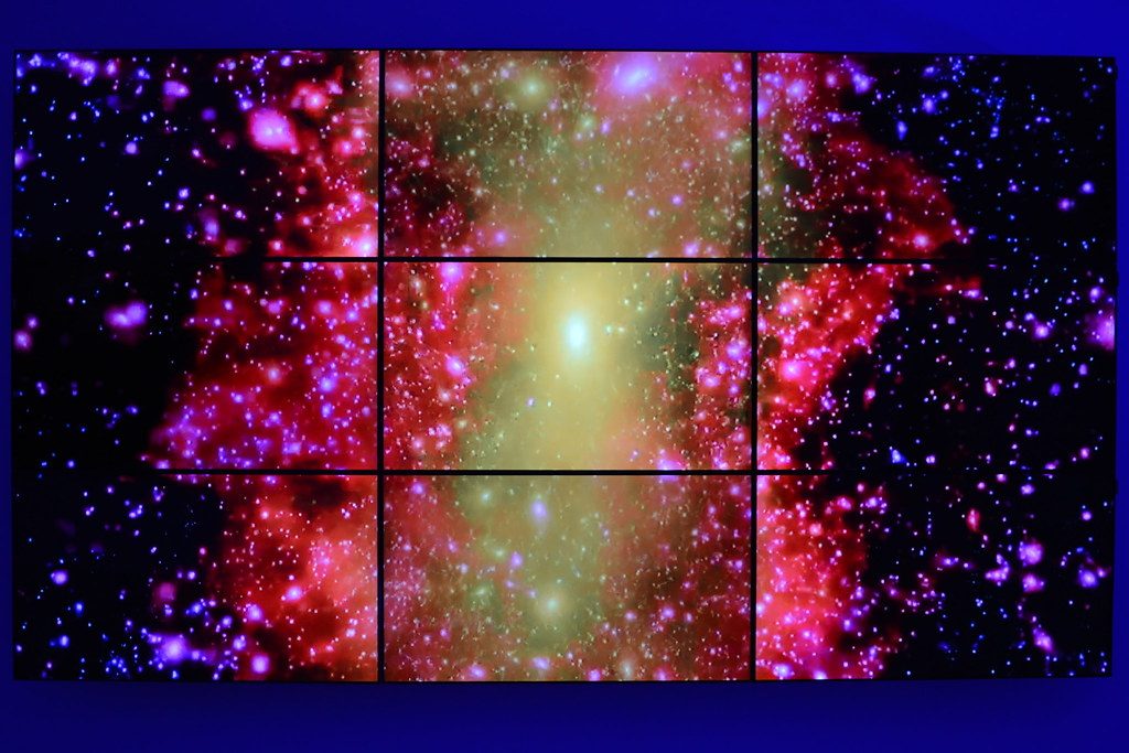 дев'ять екранів, що відображають кольори вогнів, схожих на галактику