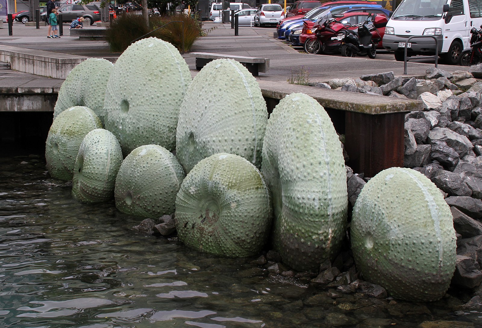 Великі бронзові металеві морські їжаки патинуються до світло-зеленого кольору