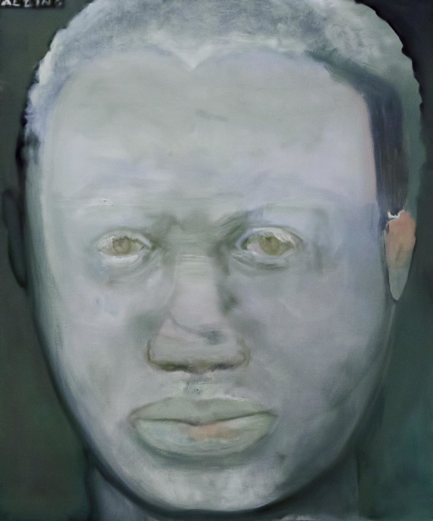un retrato de un hombre pintado con verdes y blancos