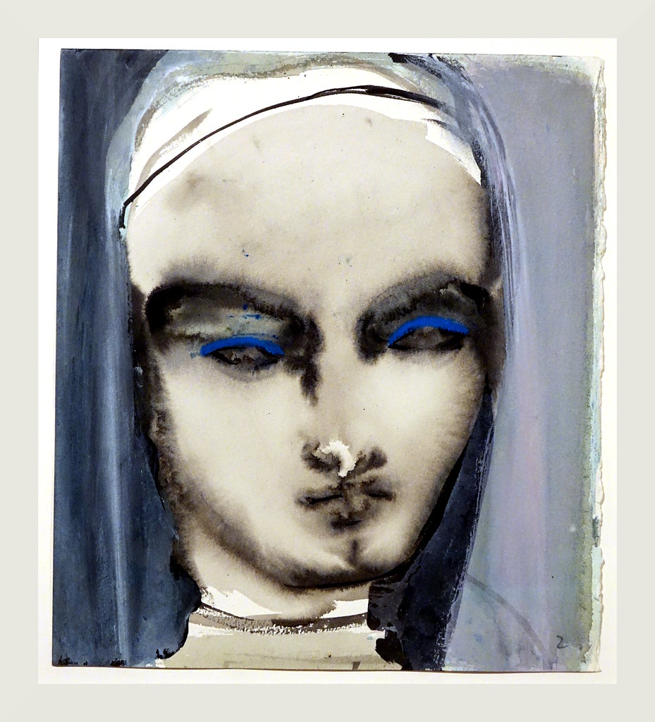 retrato, de, un, mujer joven, en, gris, con, fondo azul