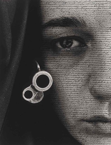 cara parcial de mujer con una pistola que sobresale de su oreja y escritura árabe en su rostro