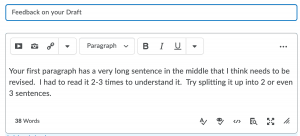 Ejemplo de una respuesta a una publicación de discusión en línea, dando retroalimentación sobre la longitud de una oración que debe ser revisada.