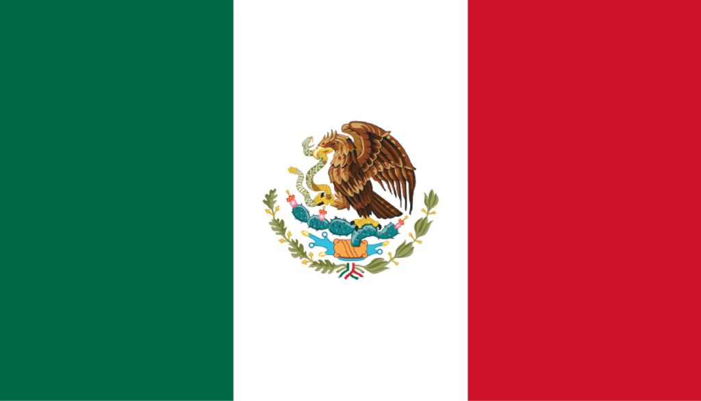 La bandera de México tiene tres colores en barras verticales: verde, blanco y rojo. En el centro de la barra blanca está la figura de un águila comiendo una serpiente sobre un nopal.