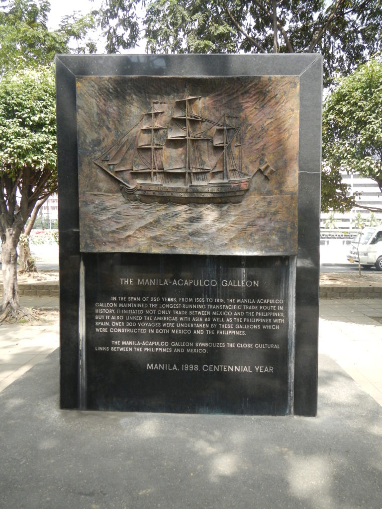 Foto del monumento en Manila en honor al Galeón de Manila. El texto en el monumento dice "The Manila-Acapulco Galleon. In the span of 250 years, from 1565 to 1815, the Manila-Acapulco galleon maintained the longest-running transpacific trade route in history. It initiated not only trade between Mexico and the Philippines, but it also linked the Americas with Asia as well as the Philippines with Spain. Over 300 voyages were undertaken by these galleons which were constructed in both Mexico and the Philippines. The Manila-Acapulco galleon symbolizes the close cultural links between the Philippines and Mexico. Manilla, 1998. Centennial Year."