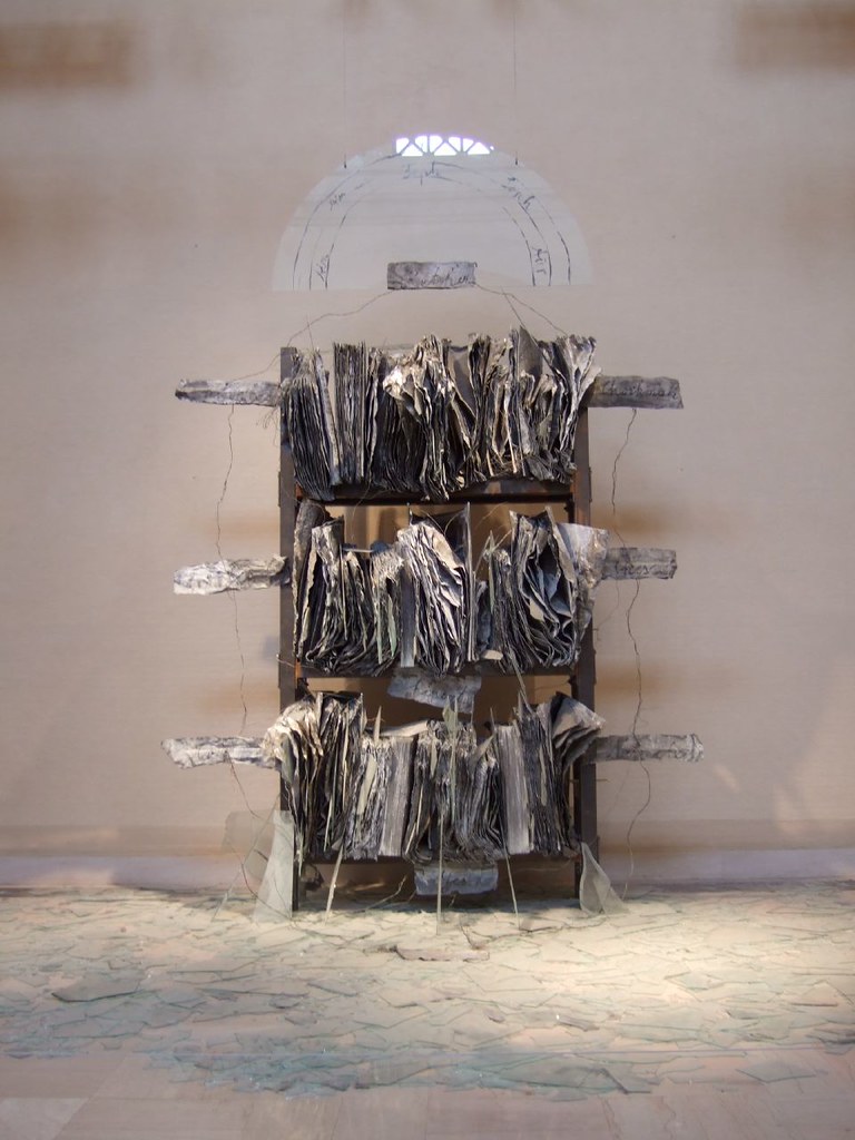 una escultura de madera, alambre y papel que parece una estantería