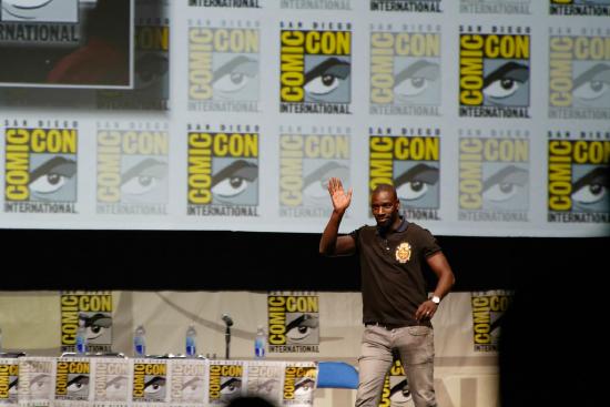 Picture of Omar Sy at Comicon waving to crowd