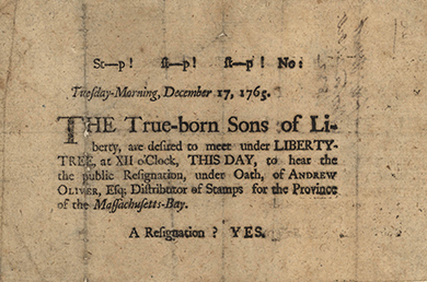 宽边上写着 “St—P! St—P！ St—P！ 否：1765 年 12 月 17 日星期二上午。 真正出生的自由之子希望在今天十二点在LIBERTY-TREE的领导下会面，听取马萨诸塞湾省邮票分销商安德鲁·奥利弗宣誓公开辞职的讲话。 辞职？ 是的。”