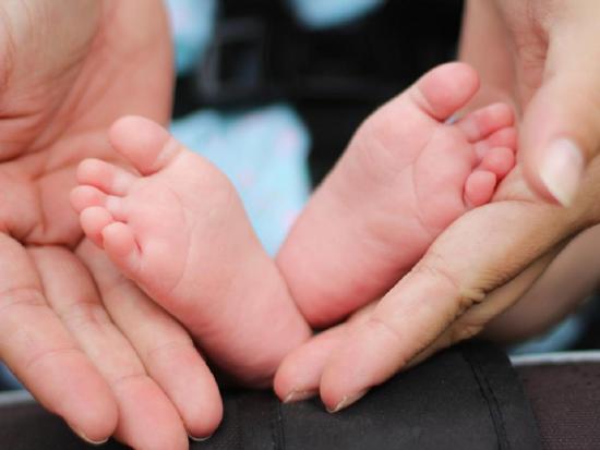 Hands holding a baby' feet