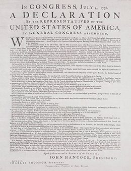 يتم عرض إحدى واجهات دنلاب العريضة. وعنوانها «في الكونغرس، 4 يوليو 1776، إعلان من ممثلي الولايات المتحدة الأمريكية، في اجتماع الكونغرس العام».