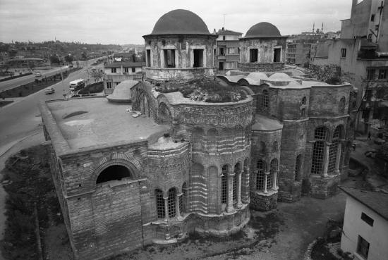 Fenari_Isa_Camii_exterior_Istanbul_Turkey_-_General_view_from_southeast_and_above_after_repair_-_MSBZ004-A1962-002_-_Dumbarton_Oaks-870x584.jpg