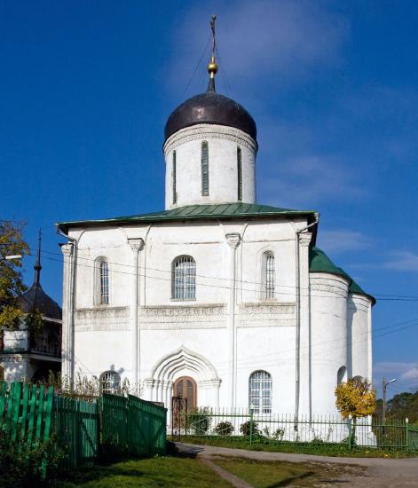 Uspensky_Cathedral_-_Zvenigorod_Russia_-_panoramio-870x1016.jpg