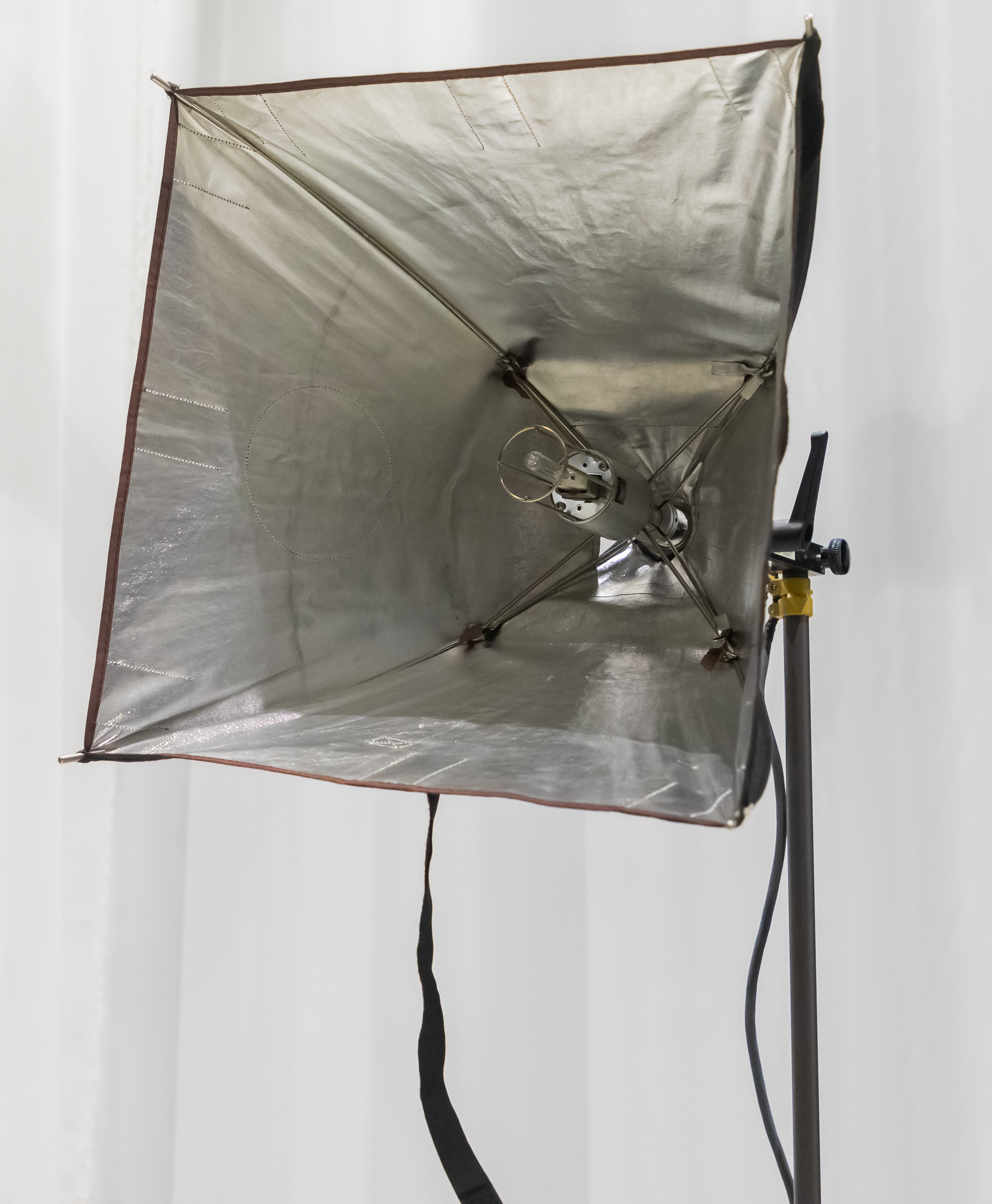 Image of a light with a soft box without diffusion cover. 