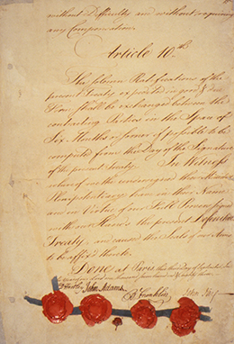 La dernière page du Traité de Paris est présentée, portant les signatures et les sceaux de David Hartley, John Adams, Benjamin Franklin et John Jay.