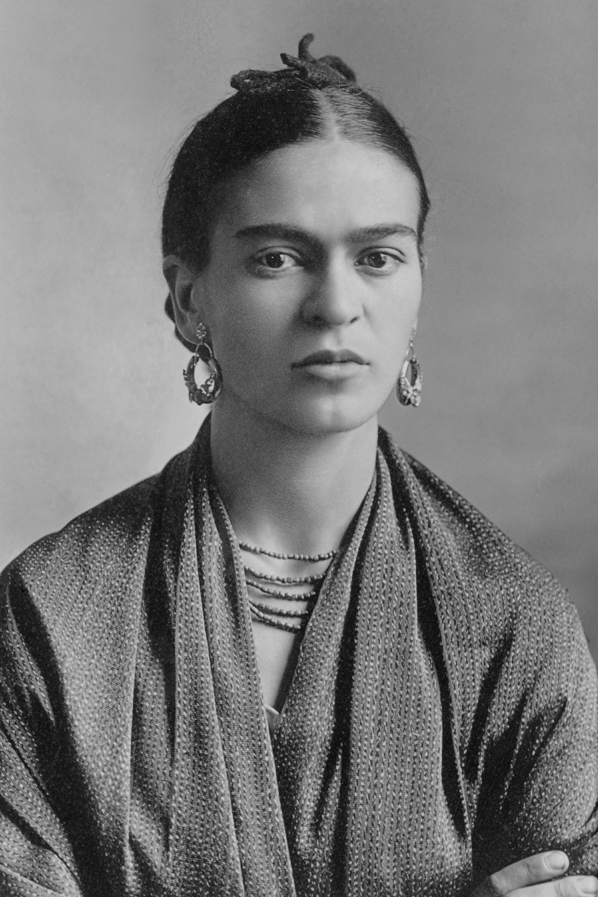 Frida_Kahlo_by_Guillermo_Kahlo.jpg
