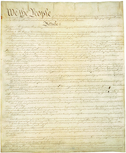 يتم عرض الصفحة الأولى من الدستور الأمريكي.