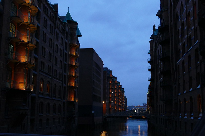 Calle oscura y lluviosa de la ciudad en Hamburgo