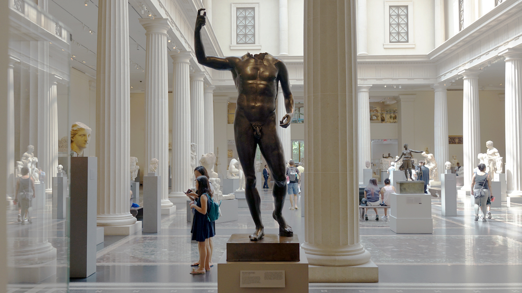 Estatua de bronce de una figura masculina desnuda, griega o romana, helenística o imperial, c. 200 a.C.E. — c. 200 C.E. (El Museo Metropolitano de Arte).
