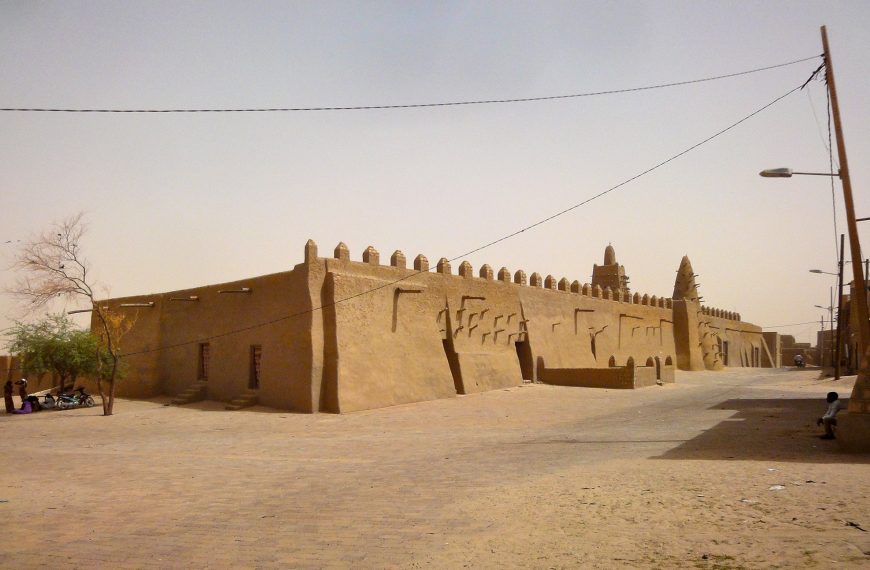 Mezquita Djingareyber, construida 1327, Tombuctú, Mali. Dos tumbas en esta mezquita fueron atacadas por extremistas islámicos en 2012. (foto: Johannes Zielcke, CC BY-NC-ND 2.0)