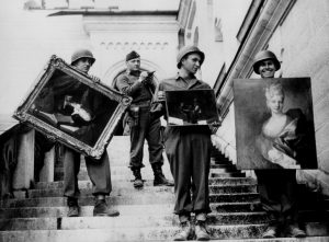 El oficial de monumentos, bellas artes y archivos (MFAA) James Rorimer supervisa a soldados estadounidenses que recuperan pinturas saqueadas del castillo de Neuschwanstein en Alemania durante la Segunda Guerra Mundial, abril-mayo de 1945