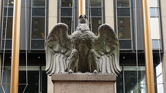 Águila de Penn Station original frente a Penn Plaza