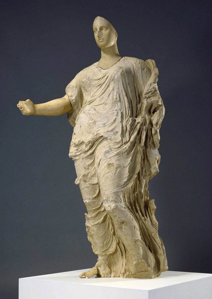 Estatua de una Diosa (también conocido como “Getty Afrodita”), 425—400 a.C.E., piedra caliza y mármol