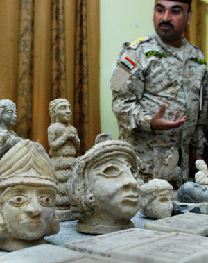 El coronel iraquí Ali Sabah, comandante del Batallón de Emergencias de Basora, exhibe artefactos antiguos que las Fuerzas de Seguridad iraquíes descubrieron el 16 de diciembre de 2008, durante dos incursiones en el norte de Basora