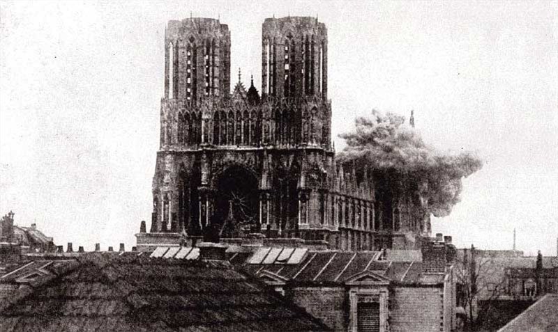 Concha estallando en la catedral de Reims (foto: La nueva historia fotográfica de la guerra mundial de Collier, 1918)