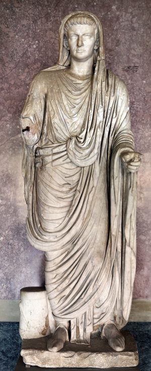 Retrato estatua de Calígula, retallada como Claudio, de la Basílica de Velleia, primera mitad del siglo I C.E., mármol, 221 cm de altura (Museo Archeologico Nazionale, Parma, foto: Sailko, CC BY-SA 4.0)