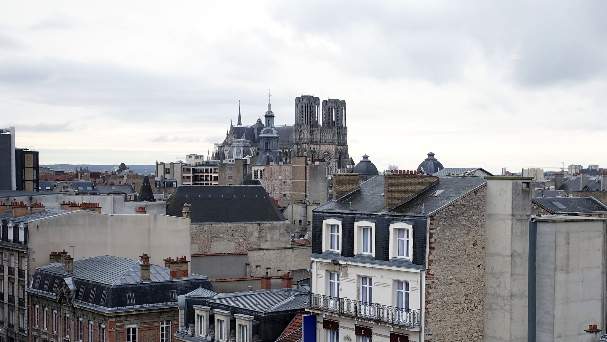 Vista de la catedral de Reims sobre los tejados de la ciudad en 2014 (foto: Dr. Steven Zucker, CC BY-NC-SA 2.0)